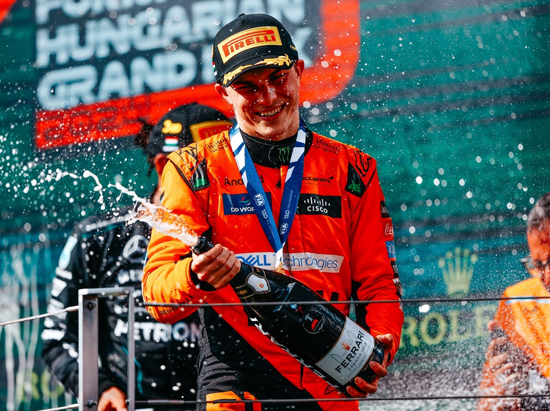 Oscar Piastri helmet